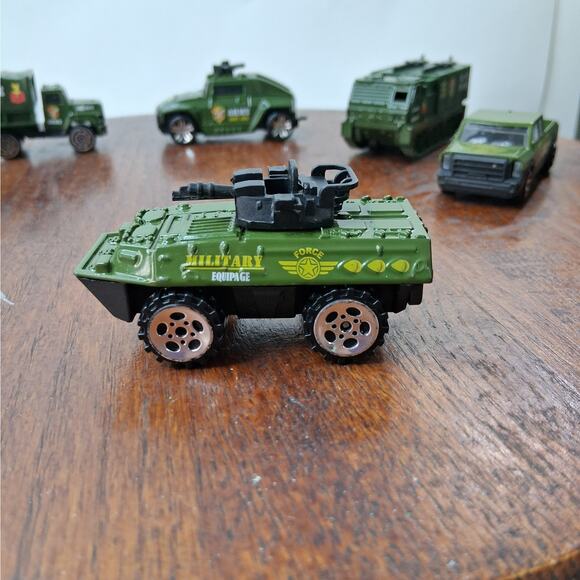 Lot of 9 Military Army Diecast 1:64 Toy Cars Trucks Tank Unbranded - Picture 4 of 10